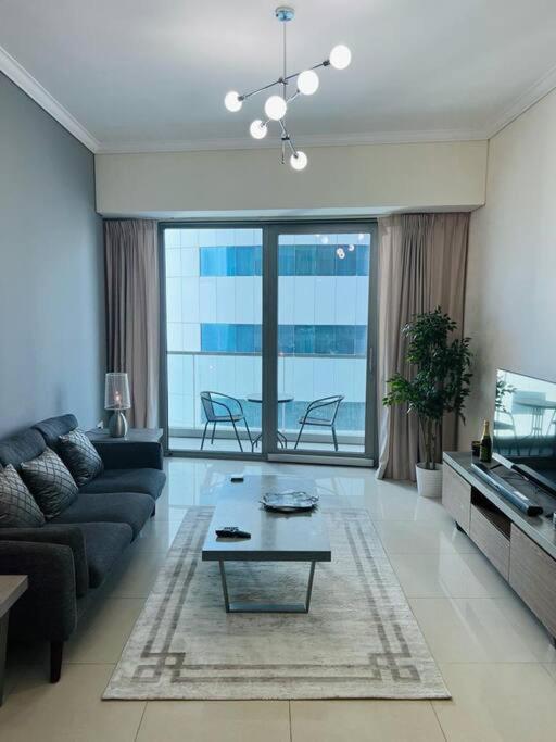 1 Bed Apartment With Sea View, Pool, Gym & Free Parking In Dubai Marina Buitenkant foto