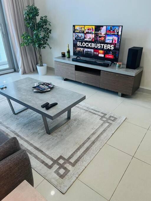 1 Bed Apartment With Sea View, Pool, Gym & Free Parking In Dubai Marina Buitenkant foto
