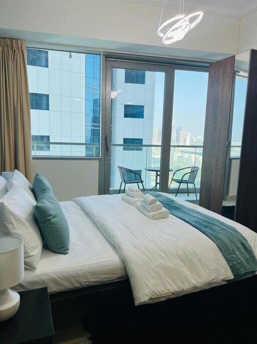 1 Bed Apartment With Sea View, Pool, Gym & Free Parking In Dubai Marina Buitenkant foto
