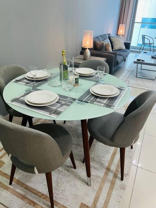 1 Bed Apartment With Sea View, Pool, Gym & Free Parking In Dubai Marina Buitenkant foto