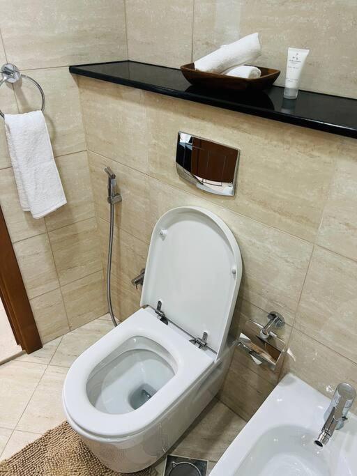 1 Bed Apartment With Sea View, Pool, Gym & Free Parking In Dubai Marina Buitenkant foto