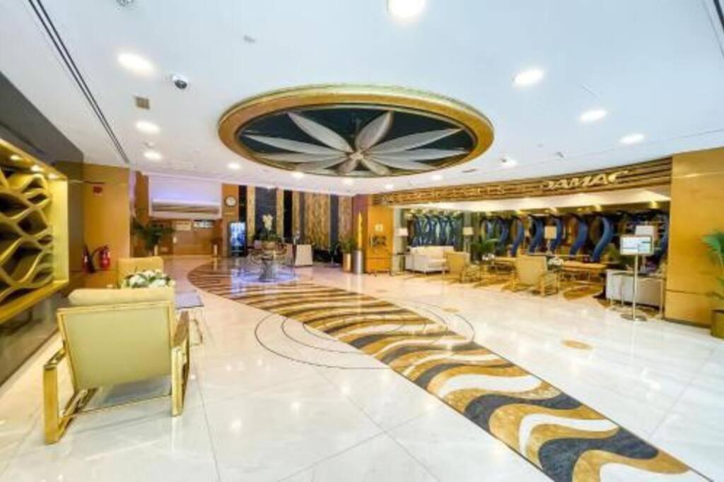 1 Bed Apartment With Sea View, Pool, Gym & Free Parking In Dubai Marina Buitenkant foto