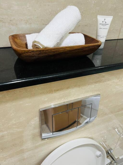 1 Bed Apartment With Sea View, Pool, Gym & Free Parking In Dubai Marina Buitenkant foto