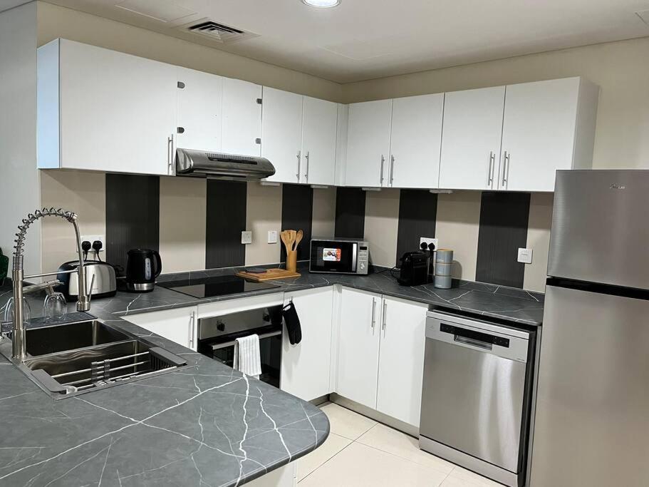 1 Bed Apartment With Sea View, Pool, Gym & Free Parking In Dubai Marina Buitenkant foto