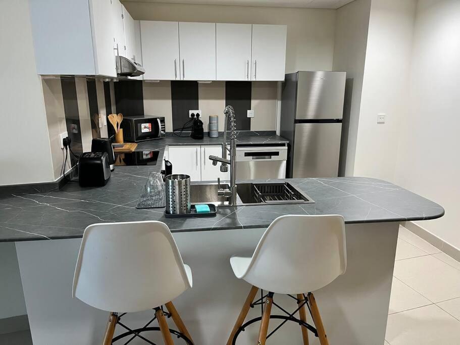 1 Bed Apartment With Sea View, Pool, Gym & Free Parking In Dubai Marina Buitenkant foto
