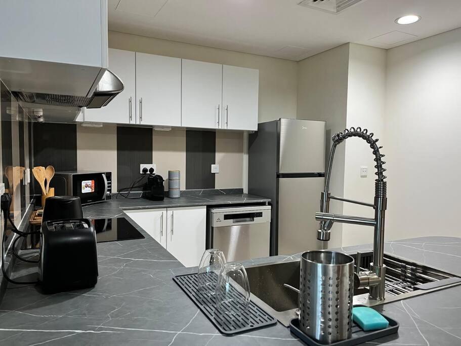 1 Bed Apartment With Sea View, Pool, Gym & Free Parking In Dubai Marina Buitenkant foto